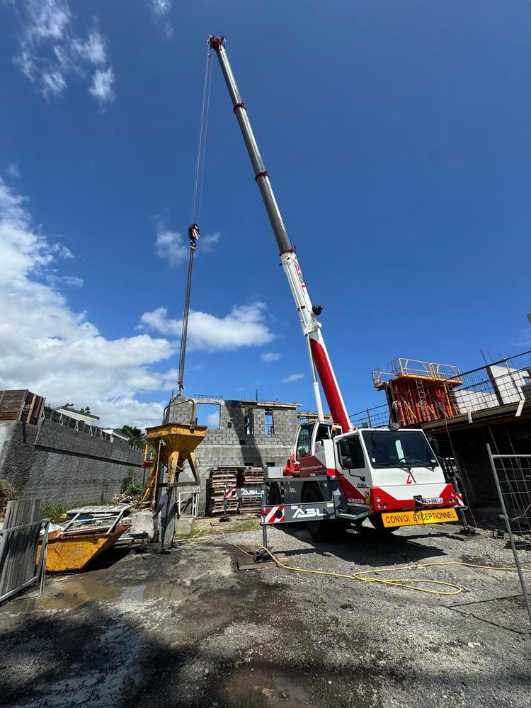 Grue mobile ASL avec benne à béton sur chantier