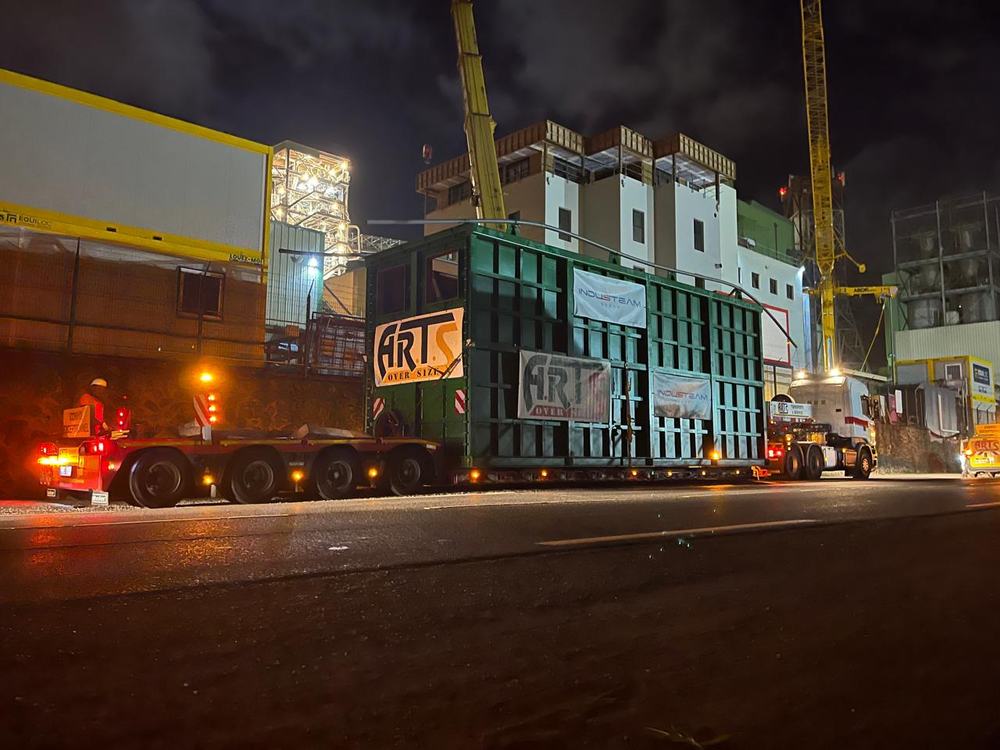 Convoi exceptionnel ARTS de nuit transportant un caisson de 4,60 m de large sur 19 m de long