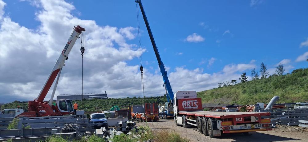 Deux grues mobiles déchargeant une semi-remorque ARTS