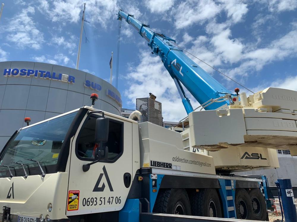 Grue mobile ASL devant un centre hospitalier