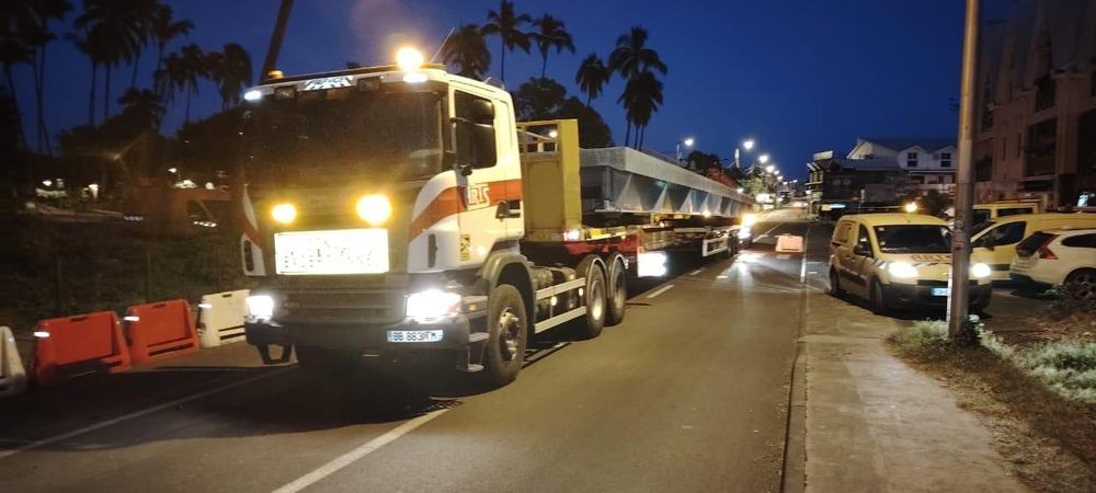 Convoi de nuit transportant un pont métallique de 21 m